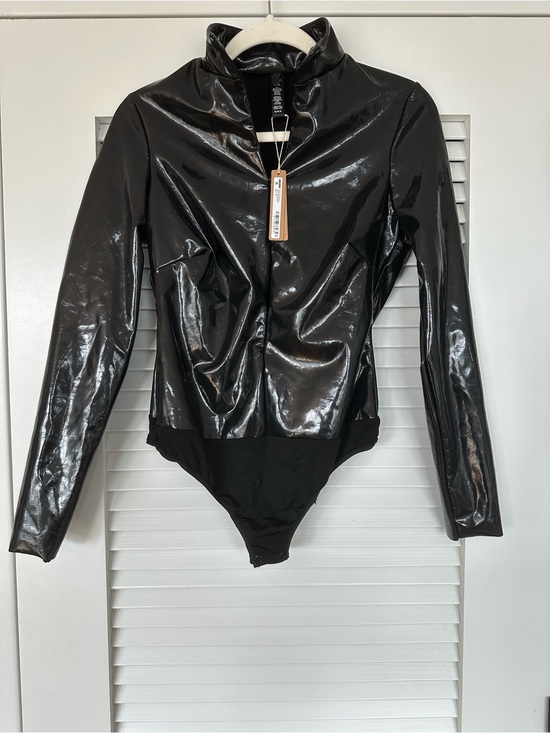 SKIMS Tops - SKIMS Stretch Vinyl Long Sleeve Zip Front Bodysuit Onyx NWT Medium